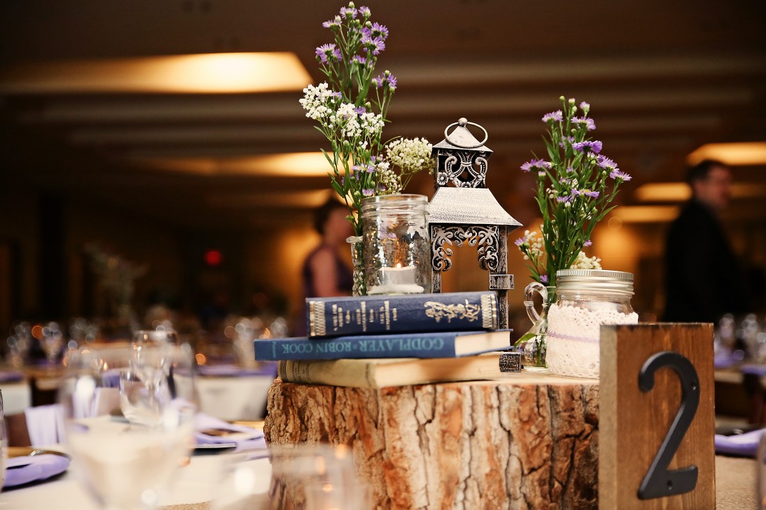 Pretty lanterns, summer flowers, and books give the guests tables colour, warmth and an antiquey vibe.